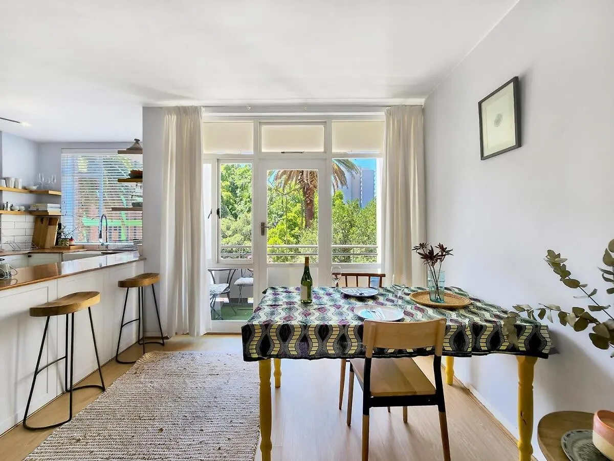 Apartment Arty, Bright,Central Spot For Couples-Wifi,Parking Cape Town