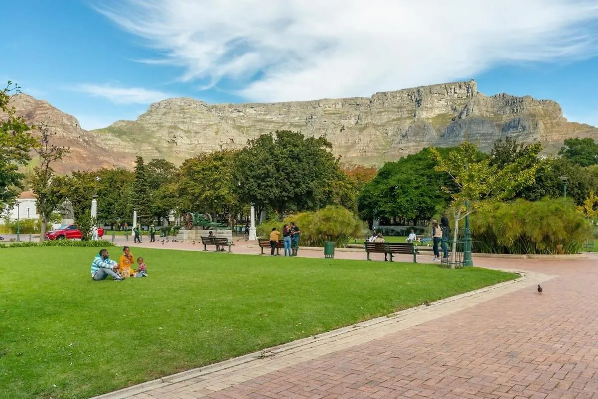 Arty, Bright,Central Spot For Couples-Wifi,Parking Cape Town Apartment