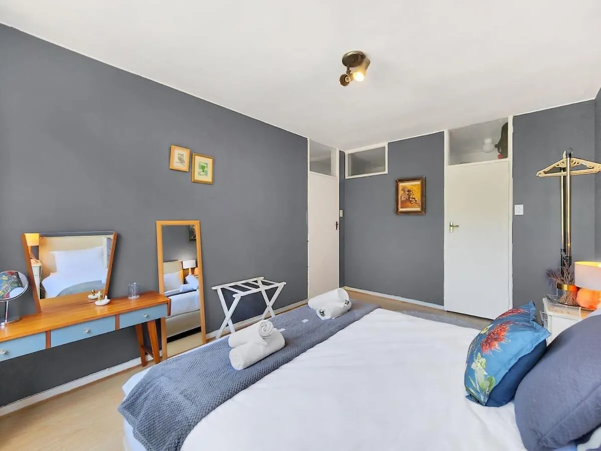 Arty, Bright,Central Spot For Couples-Wifi,Parking Cape Town Apartment