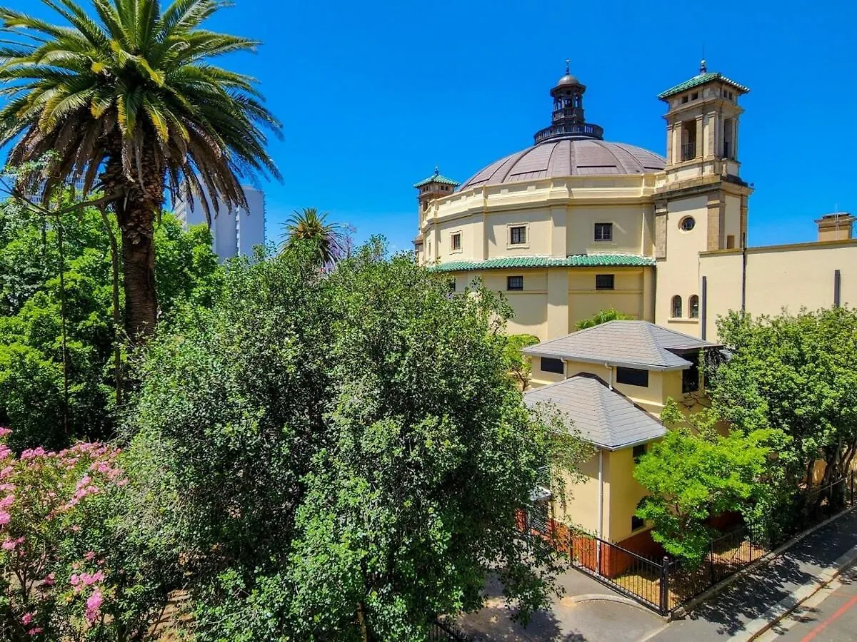 Apartment Arty, Bright,Central Spot For Couples-Wifi,Parking Cape Town