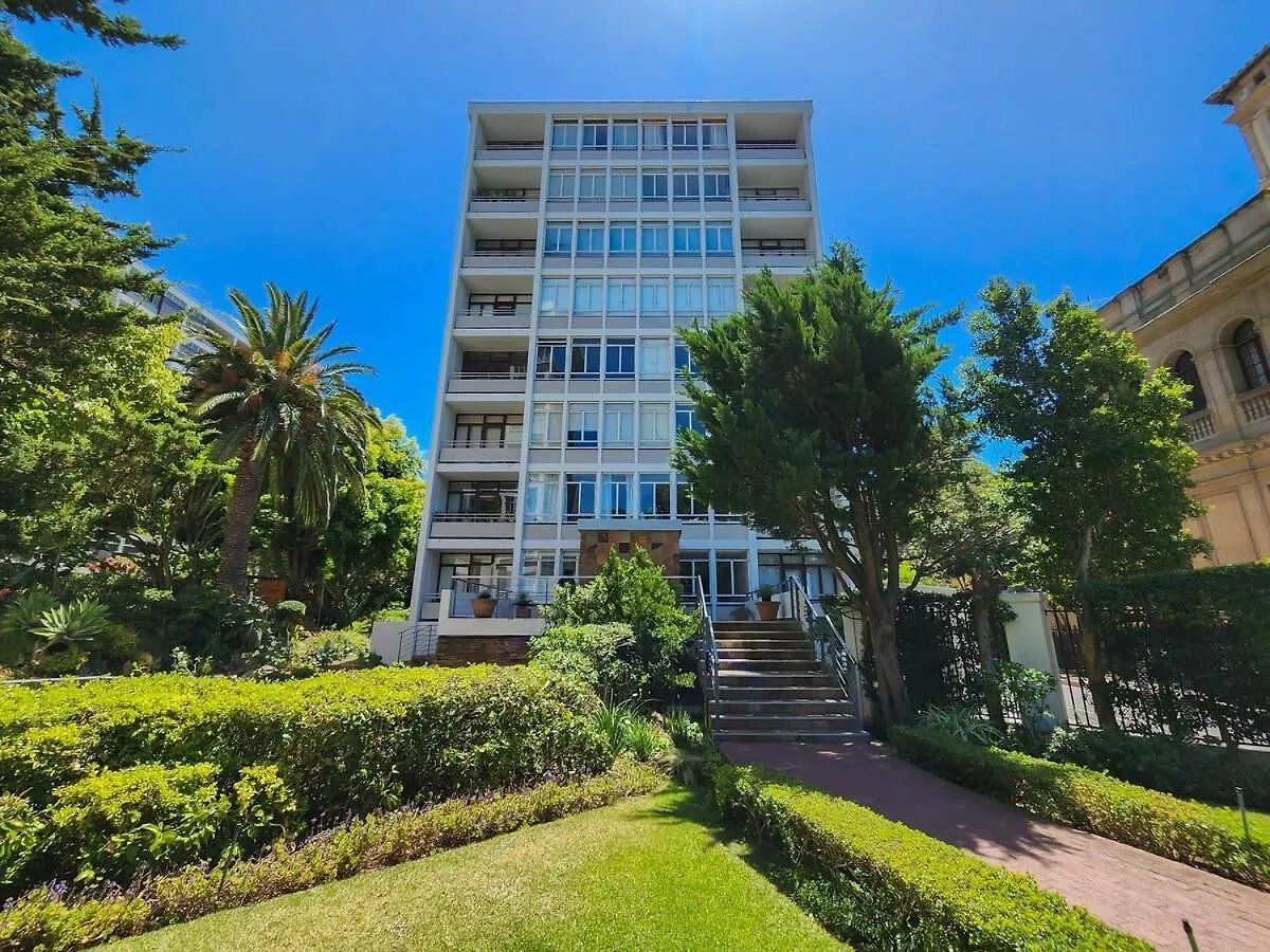 Arty, Bright,Central Spot For Couples-Wifi,Parking Cape Town Apartment