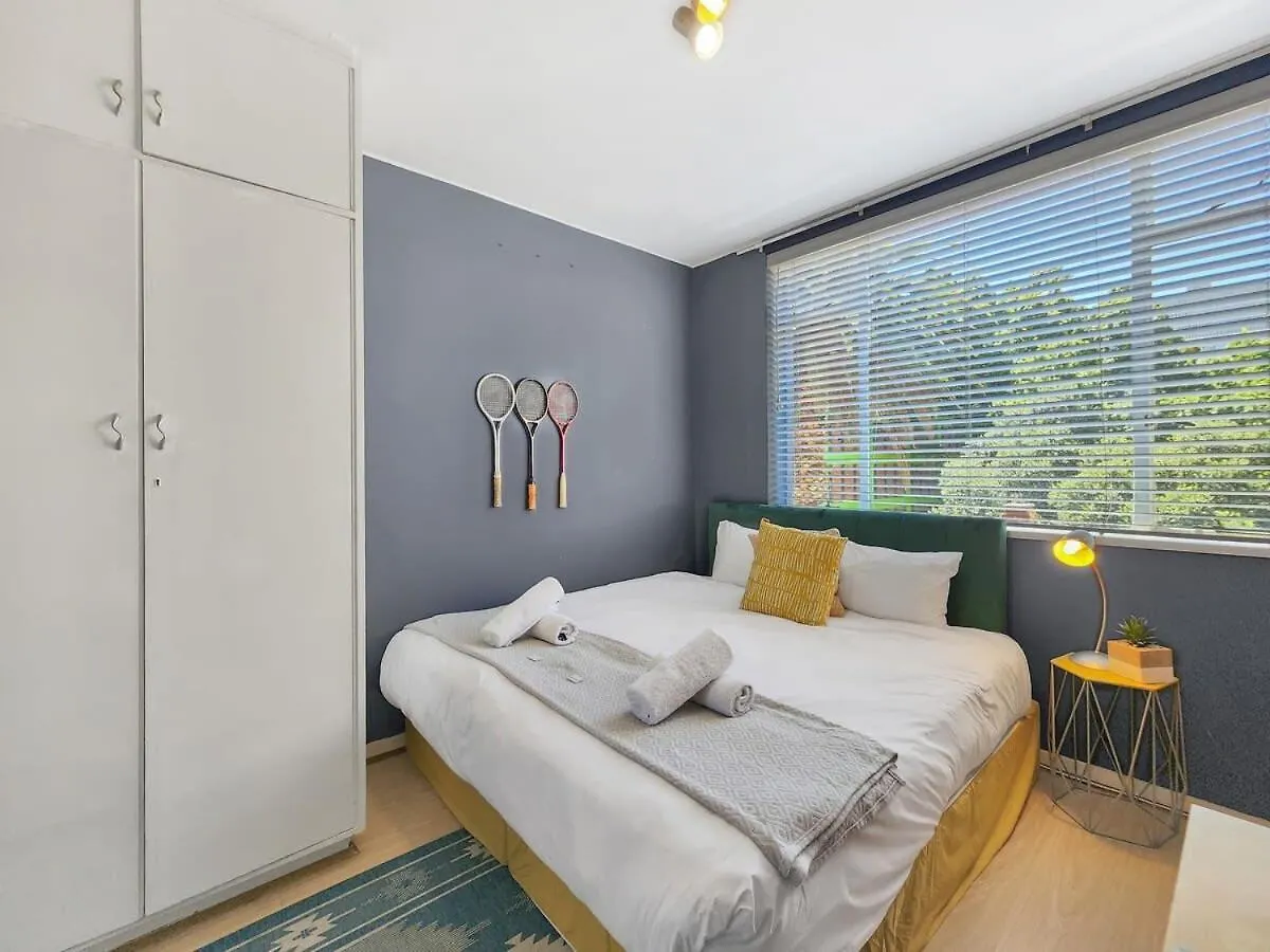 Arty, Bright,Central Spot For Couples-Wifi,Parking Cape Town Apartment